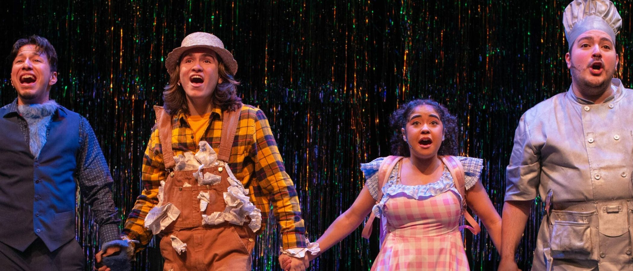 Cast of Atlantic For Kids' El Otro Oz singing on stage