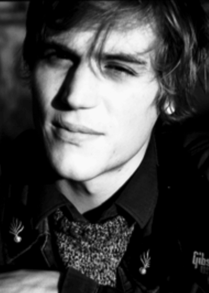 Johnny-Flynn Black and white portrait of Johnny Flynn, looking towards the viewer.